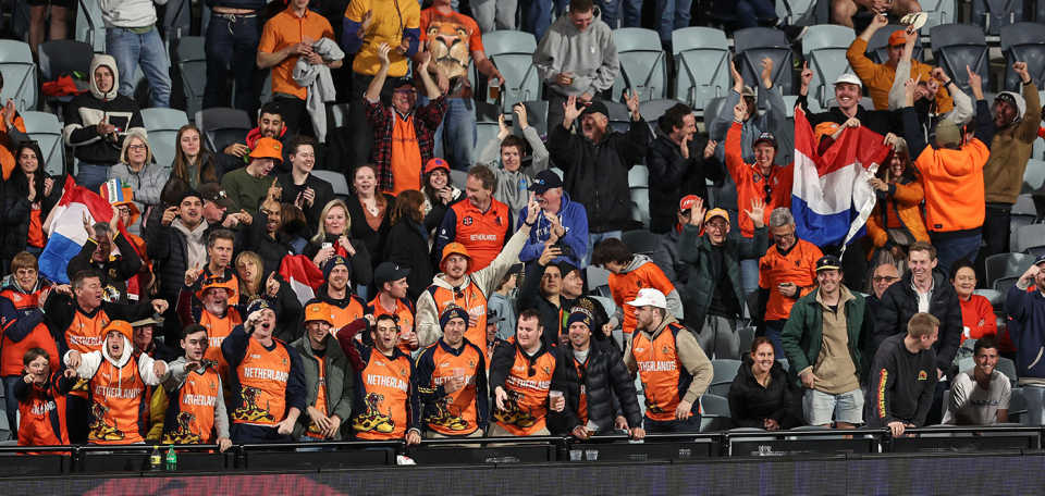 Fans cheer for Netherlands, Netherlands vs UAE, Men's T20 World Cup 2022, 1st round, Group A, Geelong, October 6, 2022
