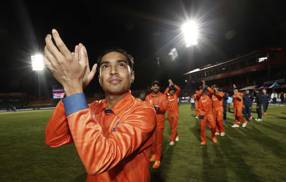 Shariz Ahmad applauds the crowd, Netherlands vs South Africa, World Cup, Dharamsala, October 17, 2023