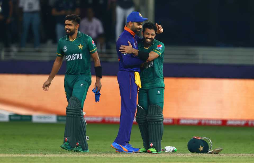 Virat Kohli congratulates Babar Azam and Mohammad Rizwan after the match, India vs Pakistan, T20 World Cup, Group 2, Dubai, October 24, 2021