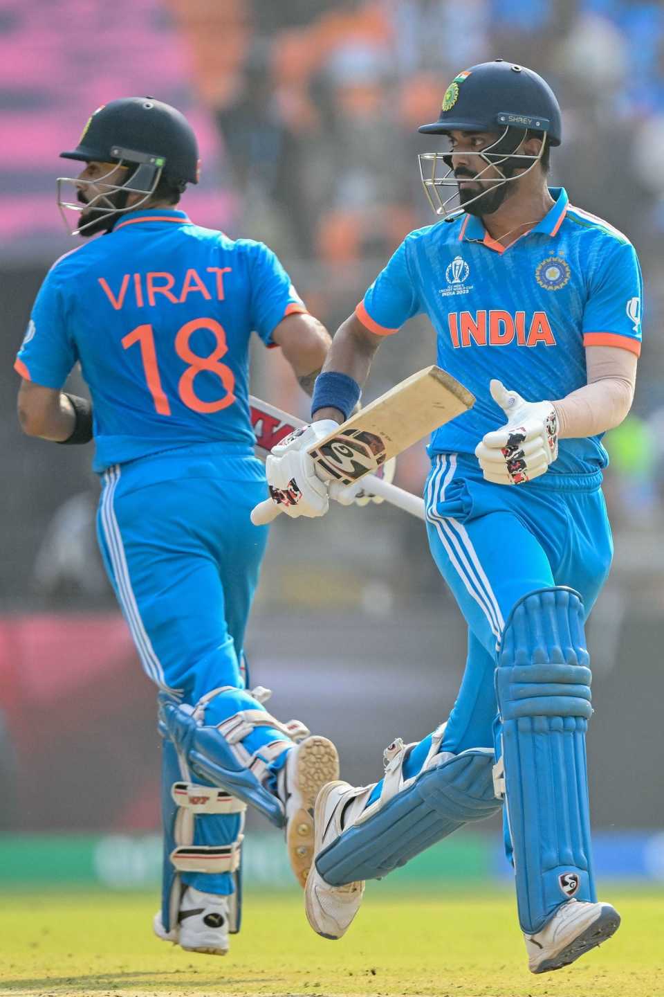 அரை சதத்தை பூர்த்தி செய்த கையோடு ஆட்டமிழந்து வெளியேறினார் விராட் கோலி. தடுமாற்றத்தில் இந்திய அணி விளையாடி வருகிறது.