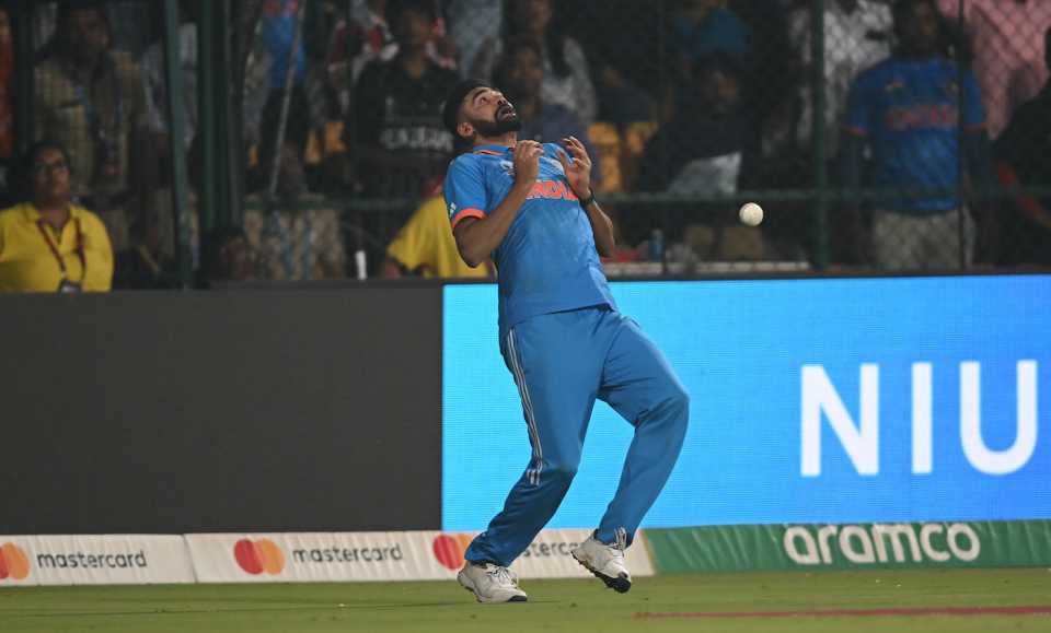 Mohammed Siraj got hit on the throat in the course of dropping a catch in the 15th over, India vs Netherlands, Men's ODI World Cup, Bengaluru, November 12, 2023
