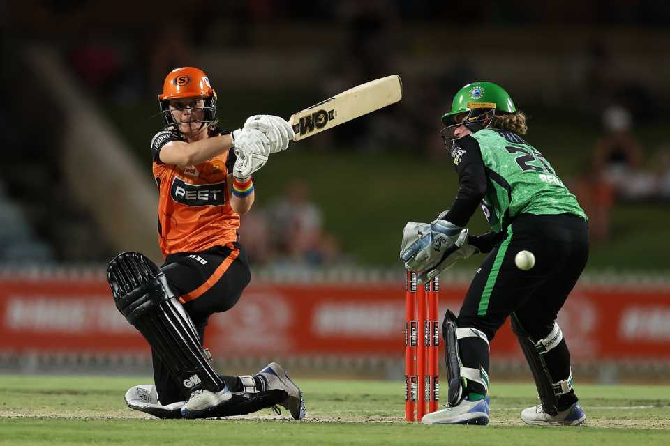 Amy Jones kept Scorchers in the chase with a 30-ball 42, Perth Scorchers vs Melbourne Stars, WBBL 2023, Perth, November 22, 2023