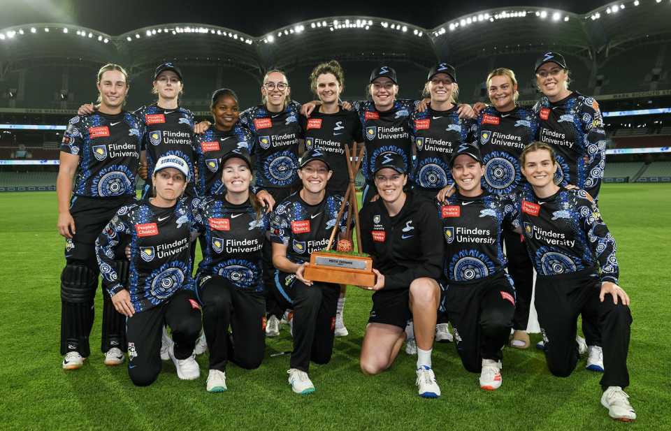 The Adelaide Strikers team with the Faith Thomas Trophy after beating Perth Scorchers, Adelaide Strikers vs Perth Scorchers, WBBL 2023, Adelaide, November 24, 2023