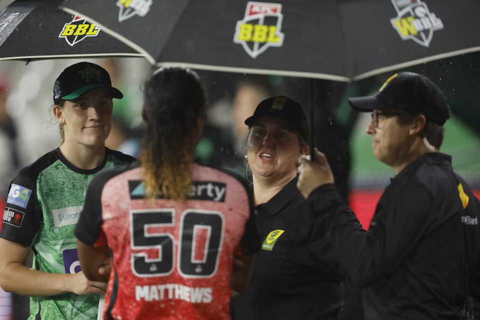 That's that - the umpires break the news to the two captains, Melbourne Stars vs Melbourne Renegades, WBBL, Melbourne, November 25, 2023