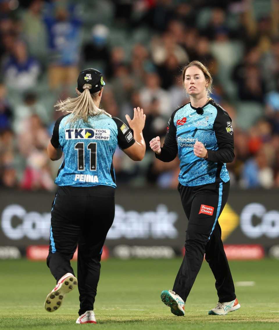 Amanda-Jade Wellington took 3 for 16 and was named player of the WBBL final, Adelaide Strikers Women vs Brisbane Heat Women, WBBL 2023-24, Final, Adelaide, December 2, 2023