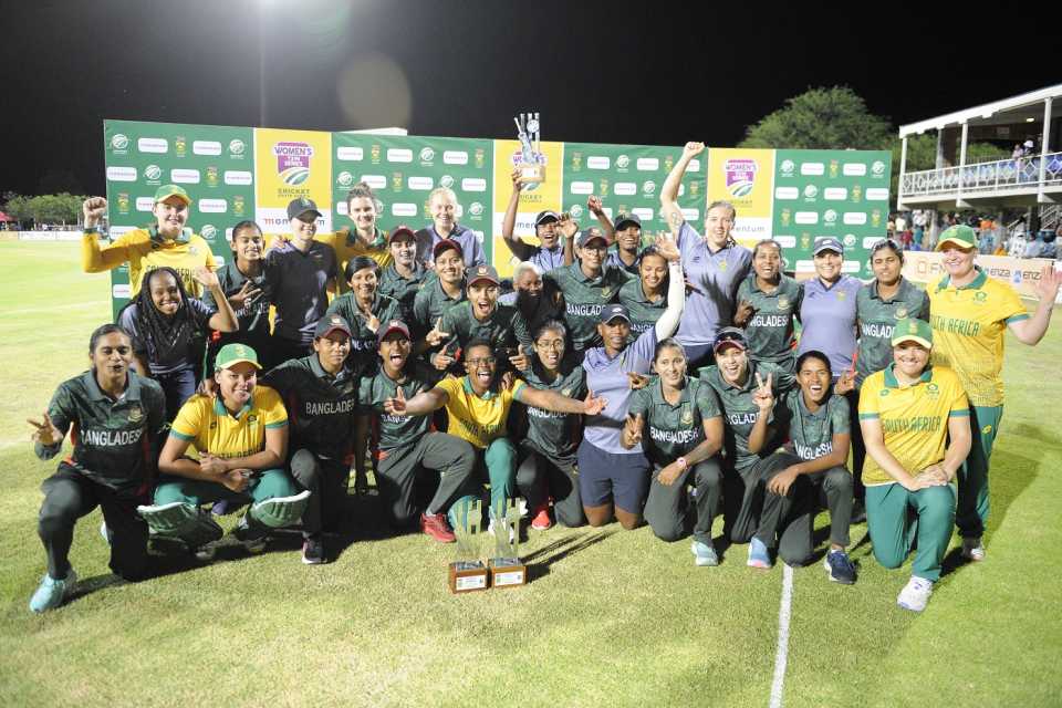 The South Africa and Bangladesh players celebrate with the series trophy, South Africa vs Bangladesh, 3rd Women's T20I, Kimberley