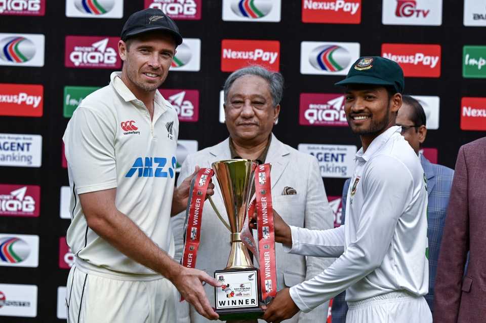 Najmul Hossain Shanto and Tim Southee with the winners trophy after the series ended 1-1, Bangladesh vs New Zealand, 2nd Test, Mirpur, 4th day, December 9, 2023