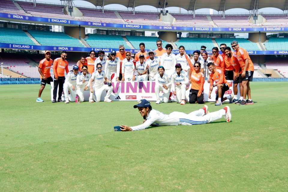 The Indian team takes a group photo after the victory, India Women vs England Women, Only Test, DY Patil Stadium, Mumbai, 3rd day, December 16, 2023