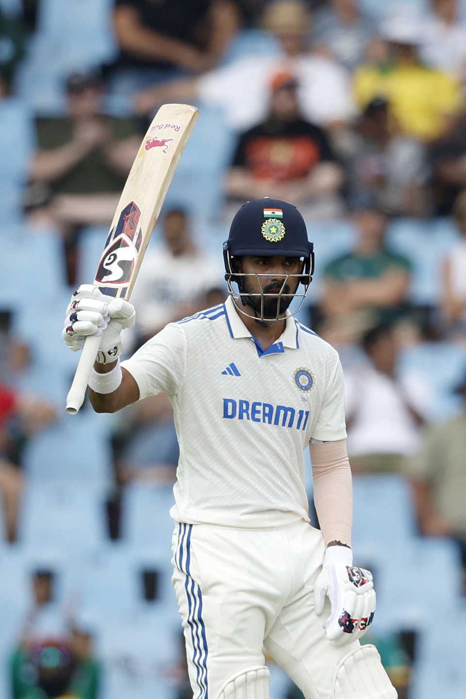 இந்திய அணிக்காக தனி ஒரு நபராக போராடிய கே.எல்.ராகுல். மழையின் காரணமாக நிறுத்திவைக்கப்பட்ட முதல் நாள் ஆட்டம்.