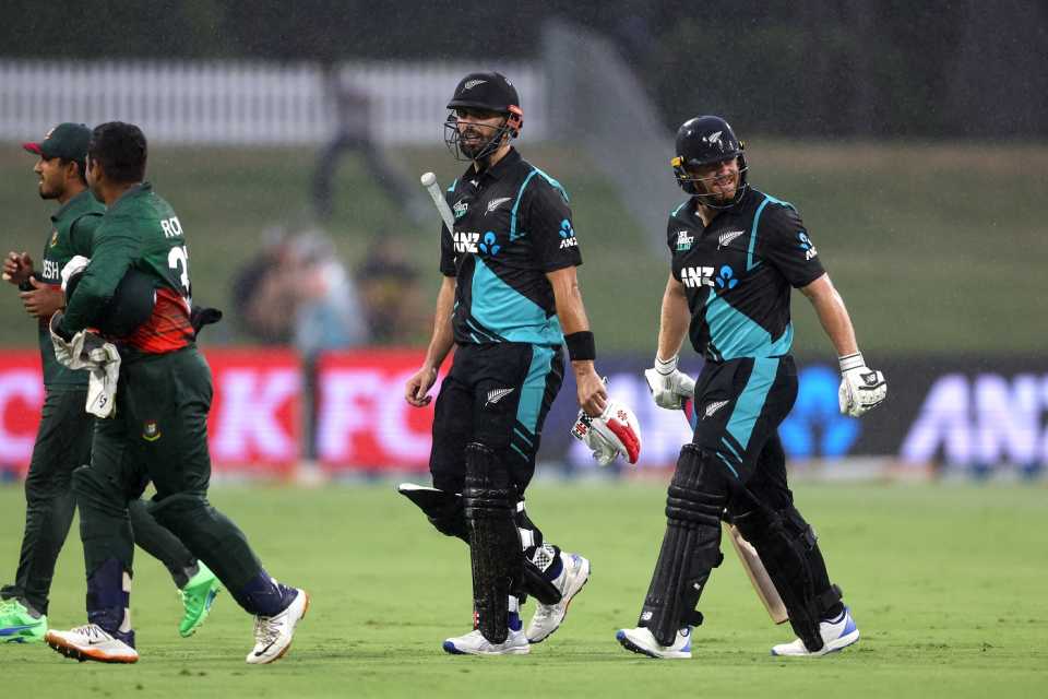 Daryl Mitchell and Glenn Phillips walk off as rain makes its way to the middle, New Zealand vs Bangladesh, 2nd T20I, Mount Maunganui, December 29, 2023