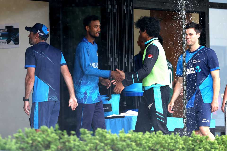 Players of the two teams greet each other after the abandonment, New Zealand vs Bangladesh, 3rd T20I, Mount Maunganui, December 31, 2023