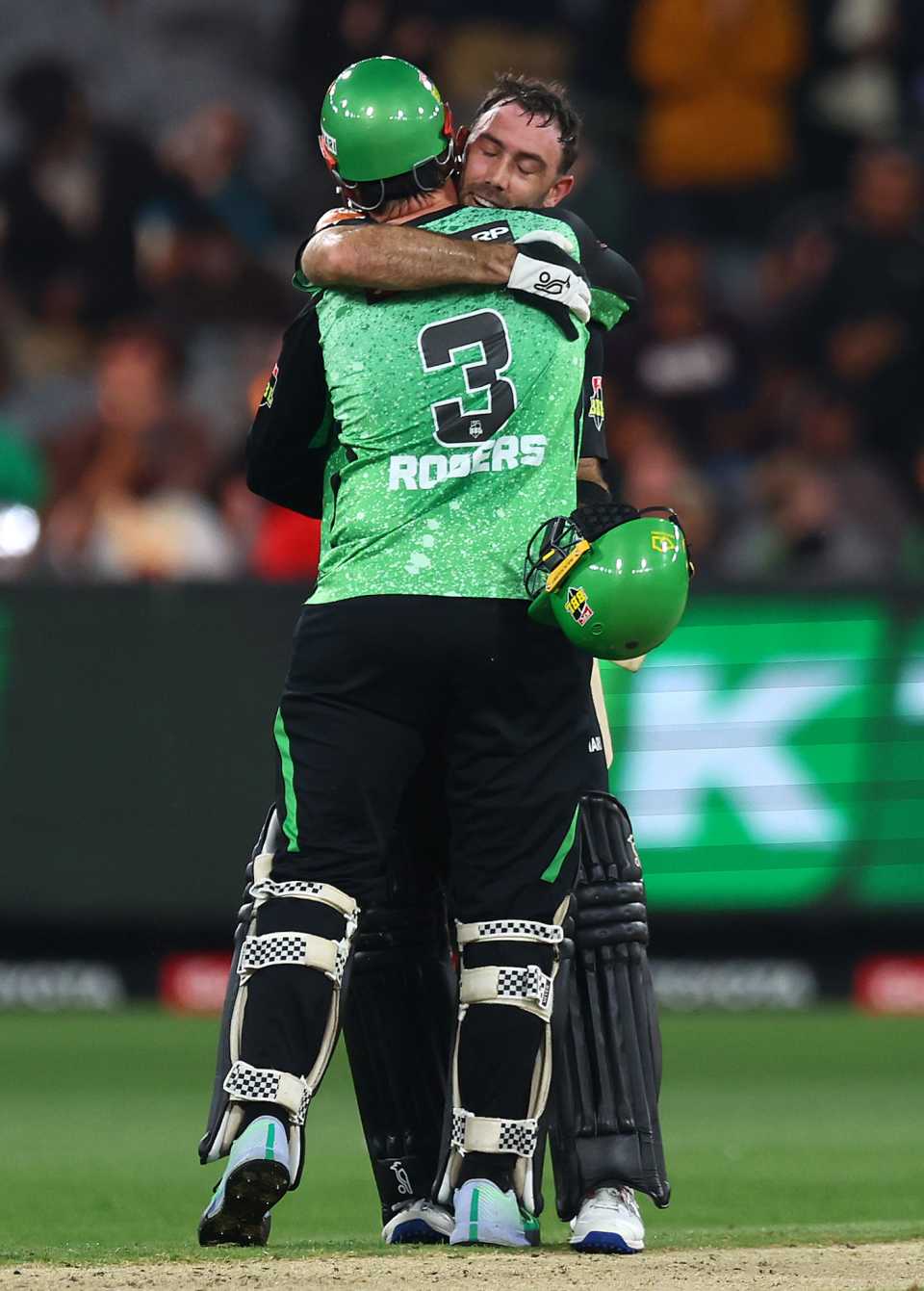 Thomas Rogers and Glenn Maxwell celebrate after the win, Melbourne Renegades vs Melbourne Stars, BBL, Melbourne, January 2, 2024