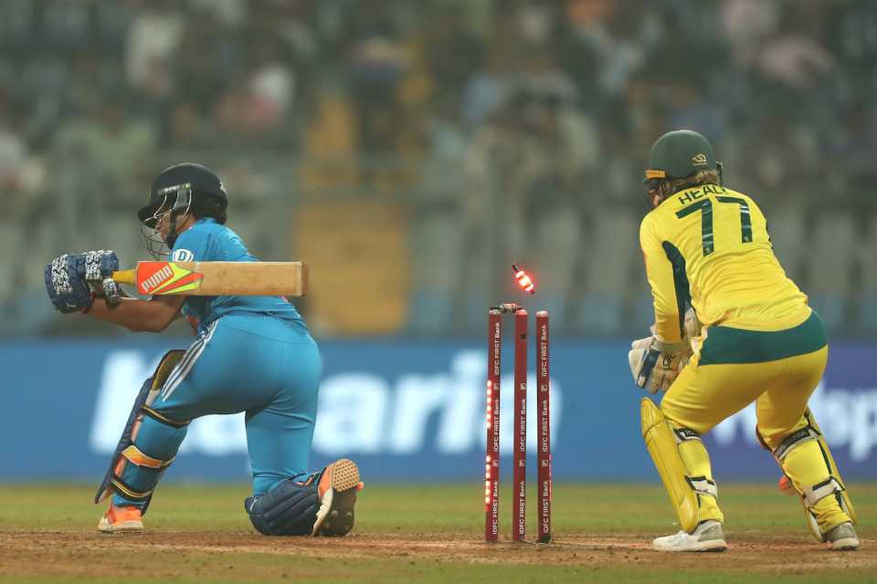 Alyssa Healy watches Richa Ghosh get knocked over for 19, India vs Australia, 3rd Women's ODI, Mumbai, January 2, 2024