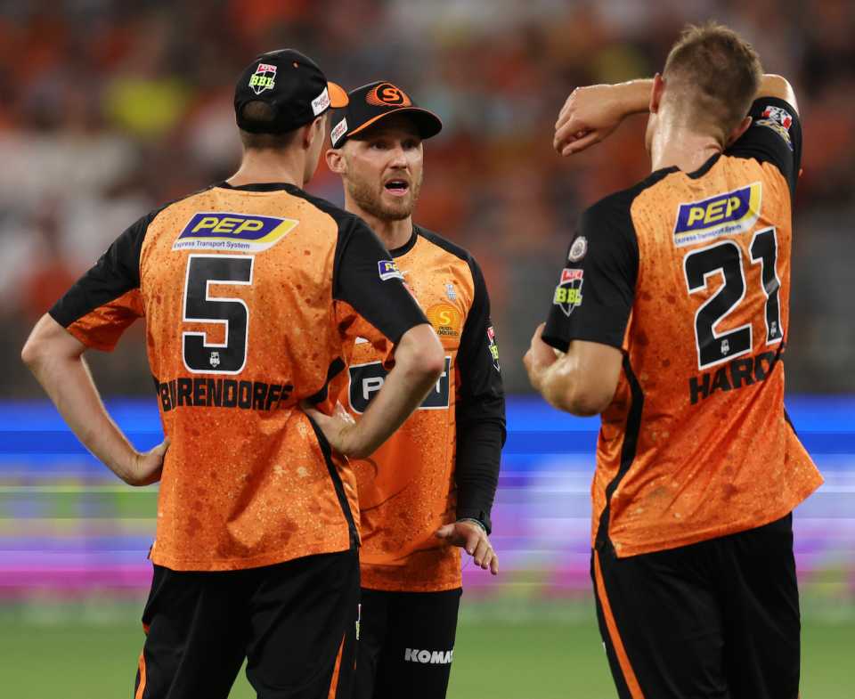 Jason Behrendorff, Laurie Evans and Aaron Hardie have a discussion, Perth Scorchers vs Sydney Sixers, BBL, Perth, January 16, 2024