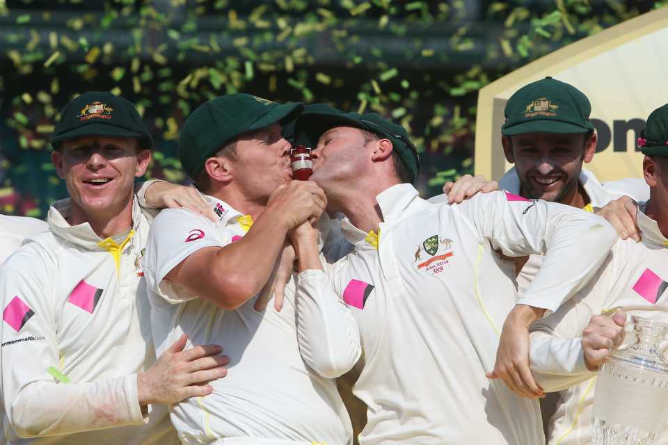 Michael Clarke and Peter Siddle show their affection for the urn, Australia v England, 5th Test, Sydney, 3rd day, January 5, 2014