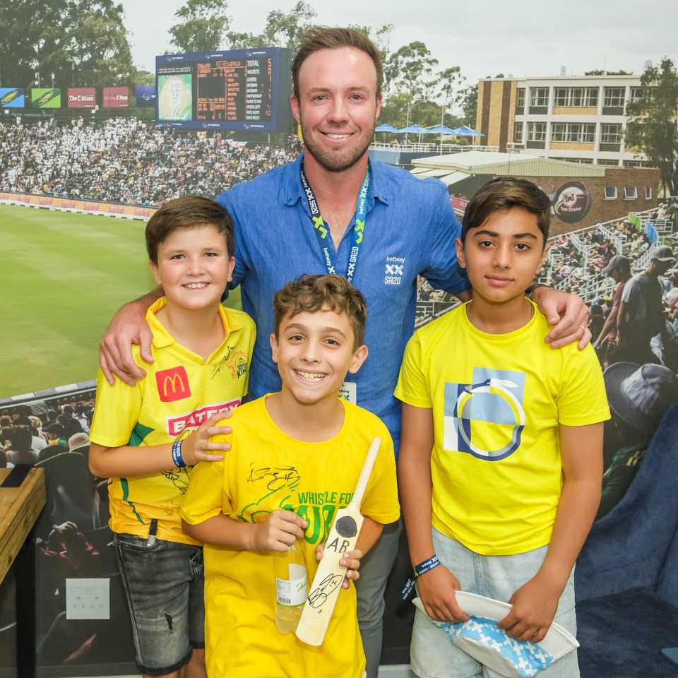 AB de Villiers poses for a picture with young fans, Joburg Super Kings vs Durban's Super Giants, SA20 2024, Qualifier 2, Johannesburg, February 8, 2024
