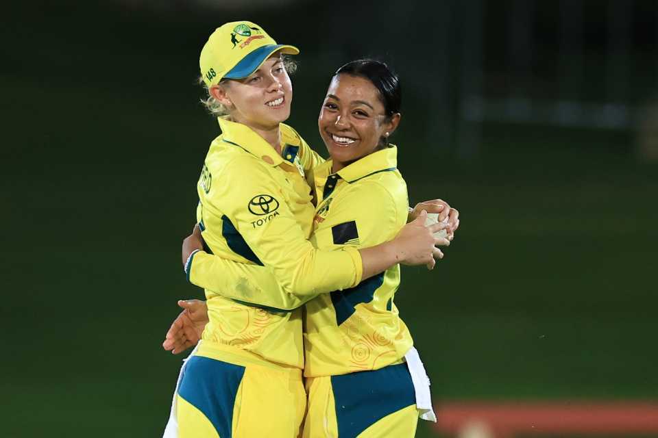 Alana King gets a hug from Phoebe Litchfield, Australia vs South Africa, 3rd ODI, North Sydney, February 10, 2024