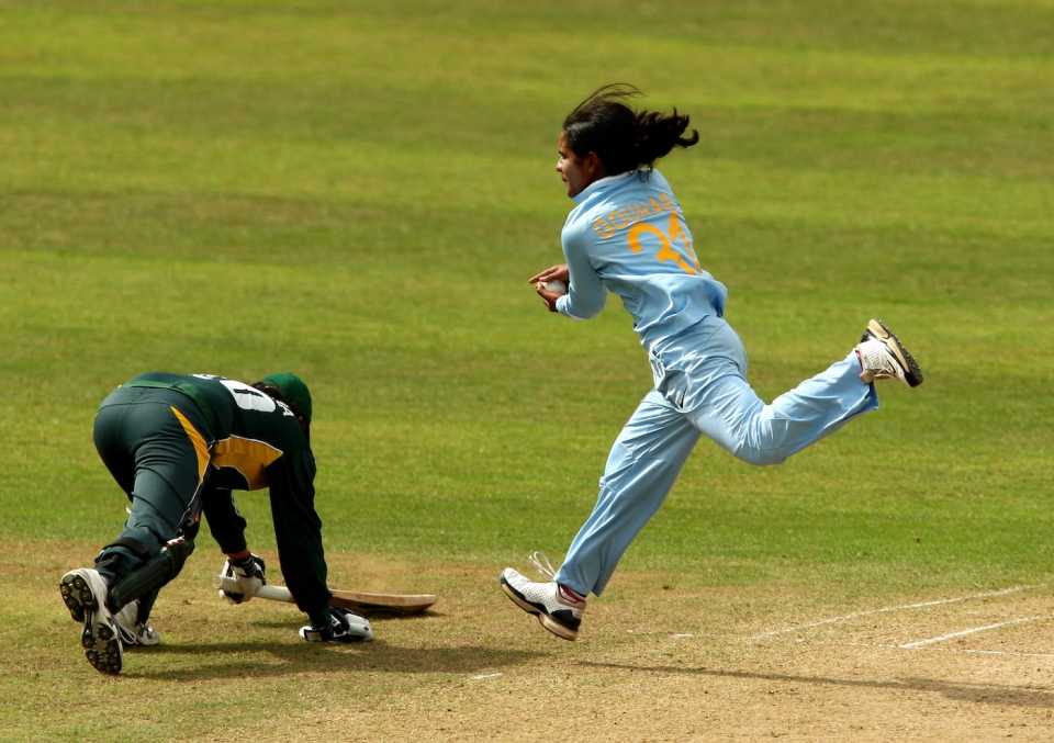 Gouher Sultana catches Urooj Mumtaz off her own bowling