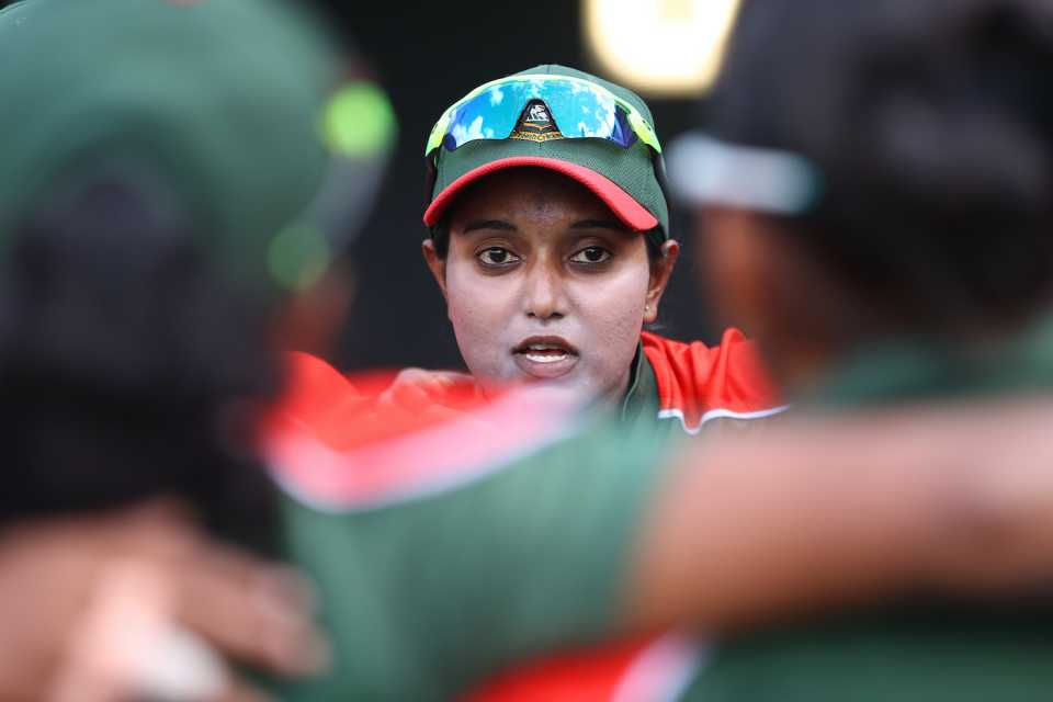 Nigar Sultana addresses the team in the huddle, Bangladesh v India, Women's World Cup, Hamilton, March 22, 2022

