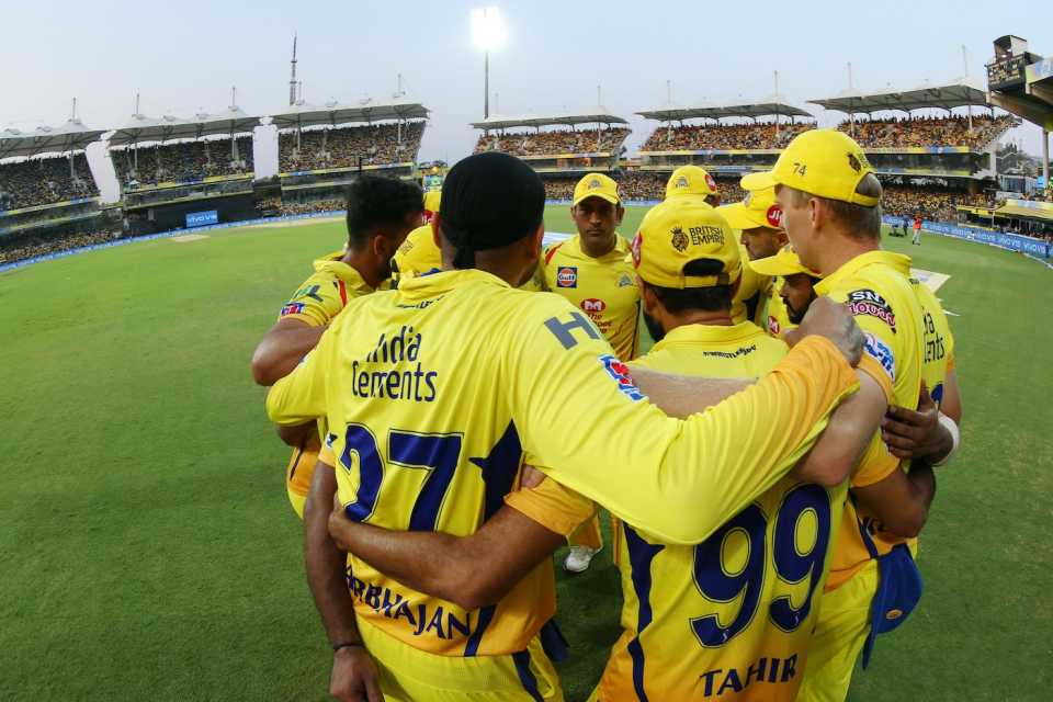 MS Dhoni in a huddle with his Chennai Super Kings team-mates, Chennai Super Kings vs Kings XI Punjab, IPL 2019, April 6, 2019