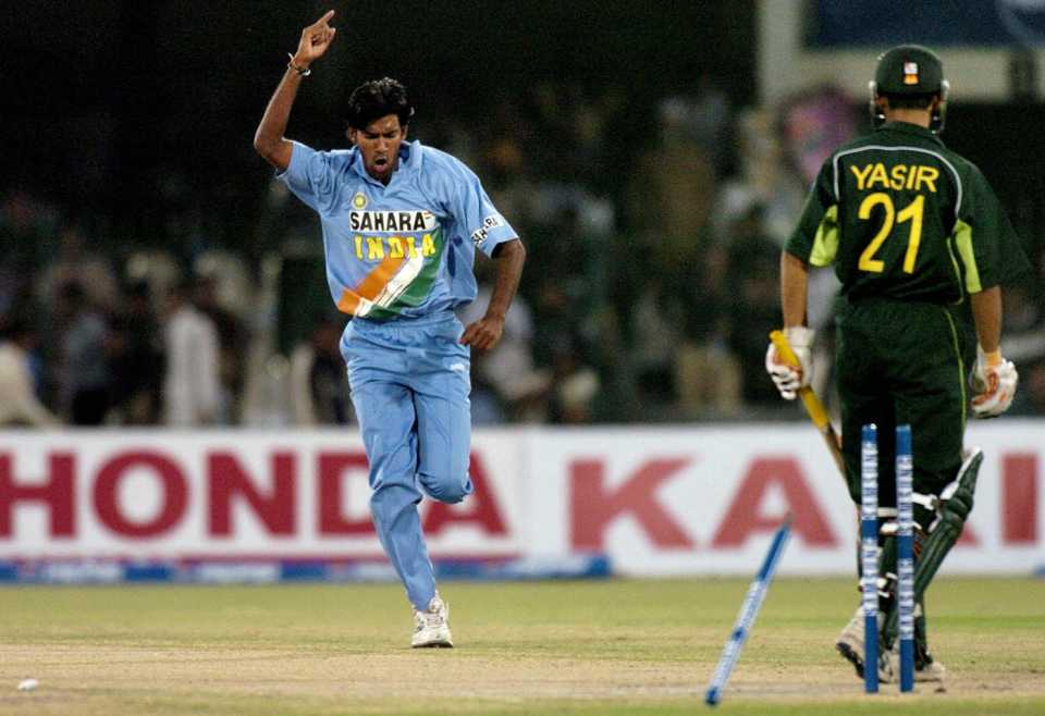 L Balaji celebrates the wicket of Yasir Hameed, Pakistan v India, 5th ODI, Lahore, March 24, 2004