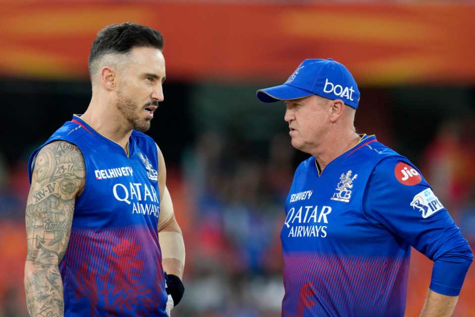 Royal Challengers Bengaluru captain Faf du Plessis and coach Andy Flower have a chat
