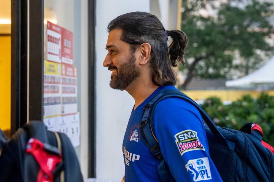 MS Dhoni walks into Chepauk sporting a new hairstyle