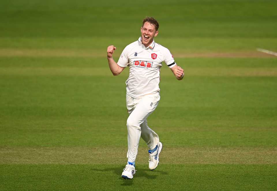 Jamie Porter bagged a five-wicket haul
