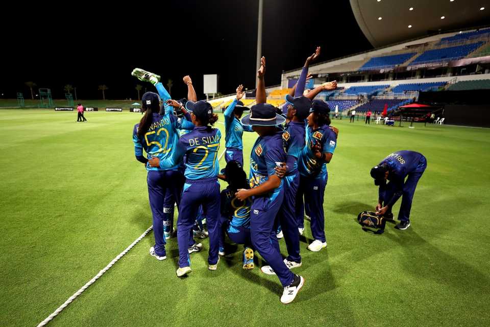 Sri Lanka players in a huddle