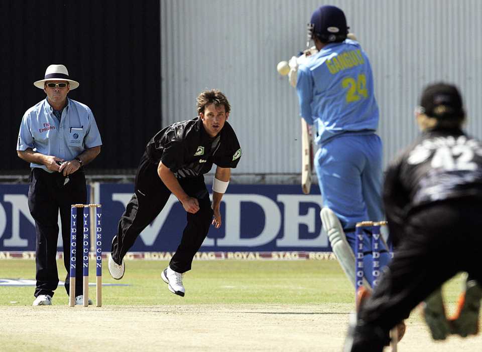 Shane Bond troubles Sourav Ganguly, New Zealand v India, Videocon tri-series, Harare, August 26, 2005