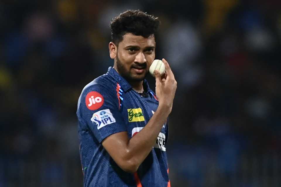 Mohsin Khan greases up the ball, Lucknow Super Giants vs Mumbai Indians, IPL 2023, Lucknow, May 16, 2023
