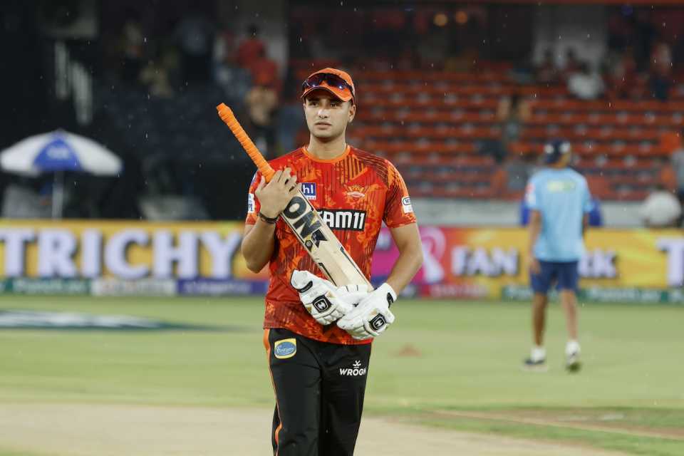 Abhishek Sharma protects his bat from the rain, Sunrisers Hyderabad vs Gujarat Titans, IPL 2024, Hyderabad, May 16, 2024