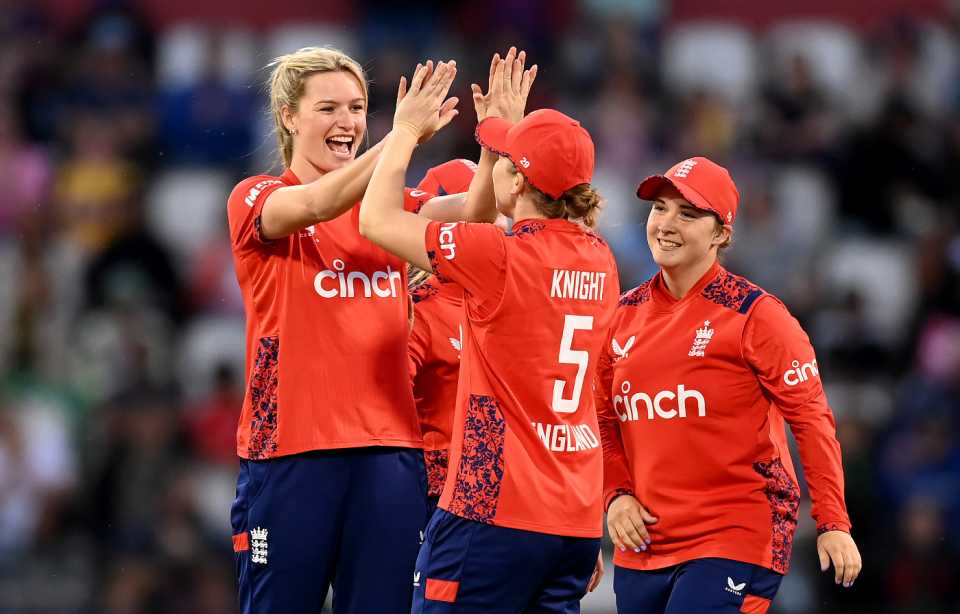 Lauren Bell struck twice in the powerplay, England vs Pakistan, 2nd women's T20I, Wantage Road, May 17, 2024