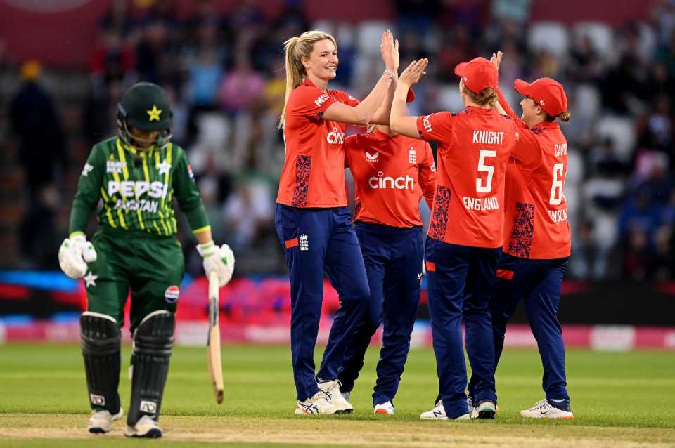 Lauren Bell removed Gull Feroza in the powerplay, England vs Pakistan, 2nd women's T20I, Wantage Road, May 17, 2024