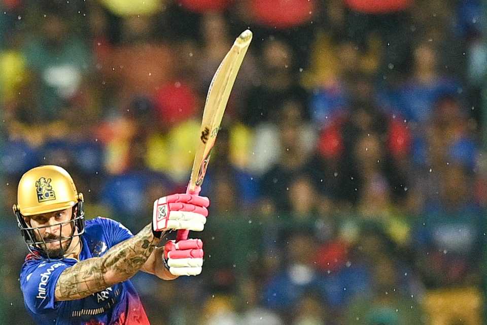 Faf du Plessis hits out as the drizzle starts, Royal Challengers Bengaluru vs Chennai Super Kings, IPL 2024, Bengaluru, May 18, 2024