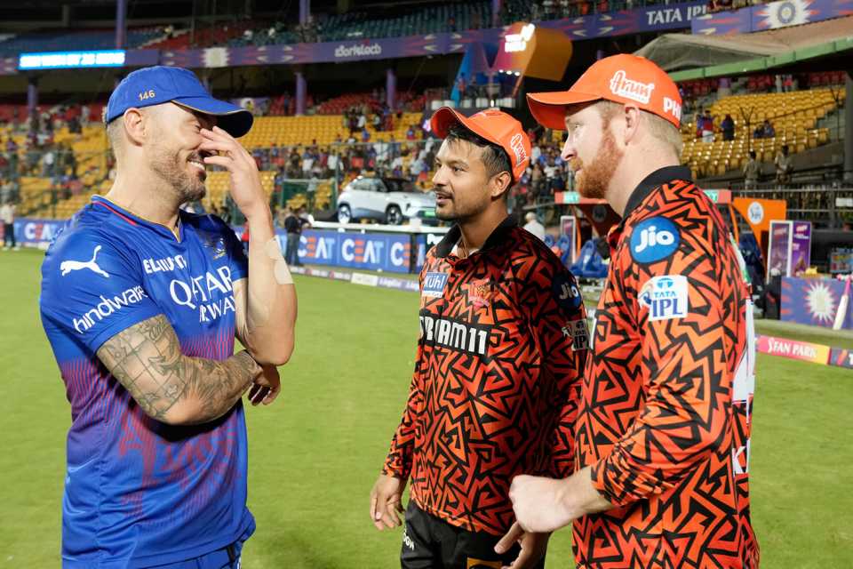 Faf du Plessis chats with Heinrich Klaasen and Mayank Agarwal, Royal Challengers Bengaluru vs Sunrisers Hyderabad, IPL 2024, Bengaluru, April 15, 2024