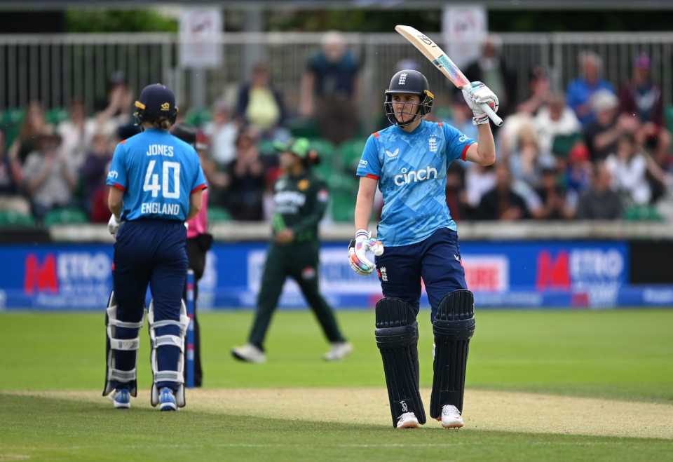 Nat Sciver brings up her half-century from 58 balls, England vs Pakistan, 3rd Women's ODI, Chelmsford, May 29, 2024






