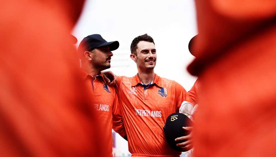 Scott Edwards talks to his players in the huddle, England vs Netherlands, Men's ODI World Cup, Pune, November 8, 2023