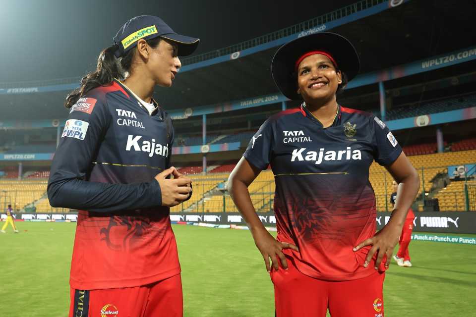 Smriti Mandhana chats with S Asha, who picked up a five-for, Royal Challengers Bangalore vs UP Warriorz, Bengaluru, WPL, February 24, 2024