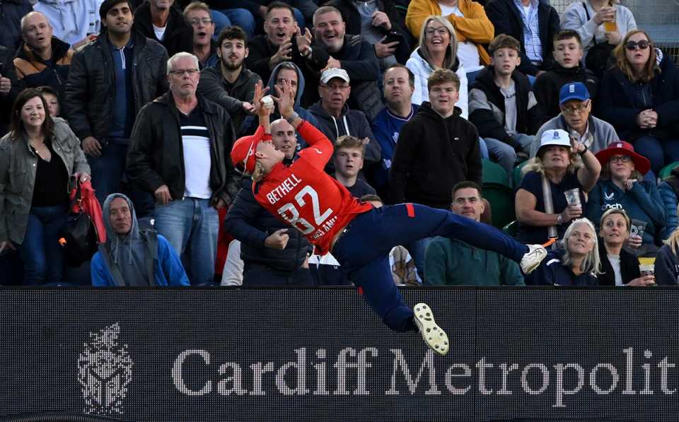 Jacob Bethell attempts a boundary save, England vs Australia, 2nd T20I, Cardiff, September 13, 2024