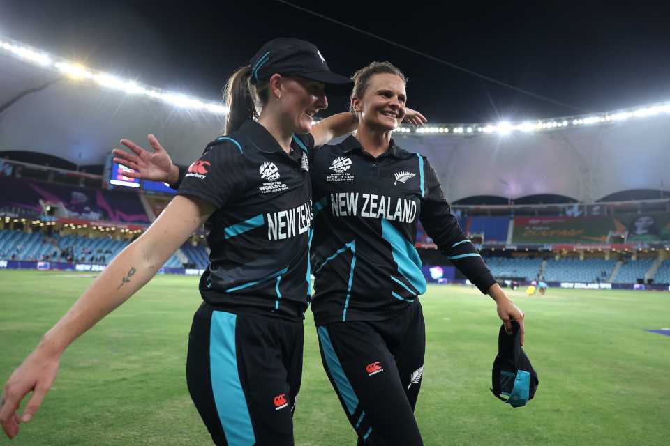Rosemary Mair and Suzie Bates soak up the joys of victory, New Zealand vs Pakistan, Women's T20 World Cup, Dubai, October 14, 2024