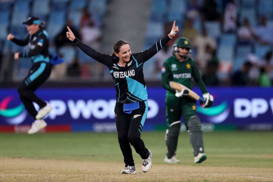 Amelia Kerr finishes things off in a virtual quarter-final, New Zealand vs Pakistan, Women's T20 World Cup, Dubai, October 14, 2024