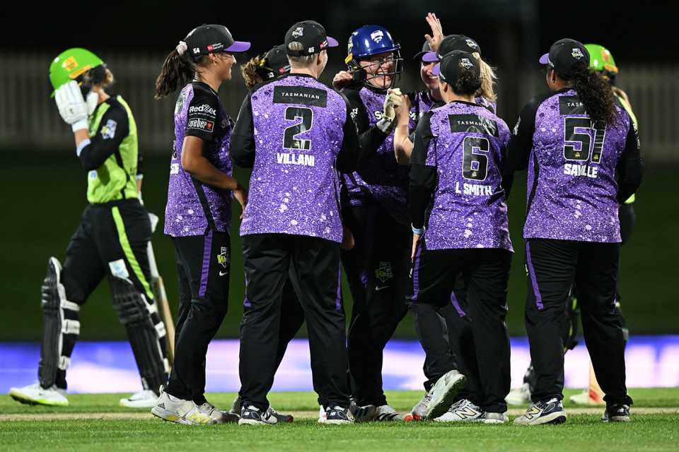 Hobart Hurricanes congratulate Lizelle Lee on her vitals stumping to remove Phoebe Litchfield, Hobart Hurricanes vs Sydney Thunder, Hobart, October 28, 2024