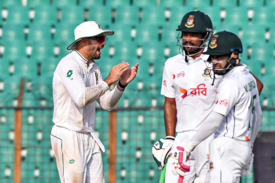 Etek ostida külotsiz jinsiy aloqa Raxitning anusda sikilish pornosini tomosha qiling