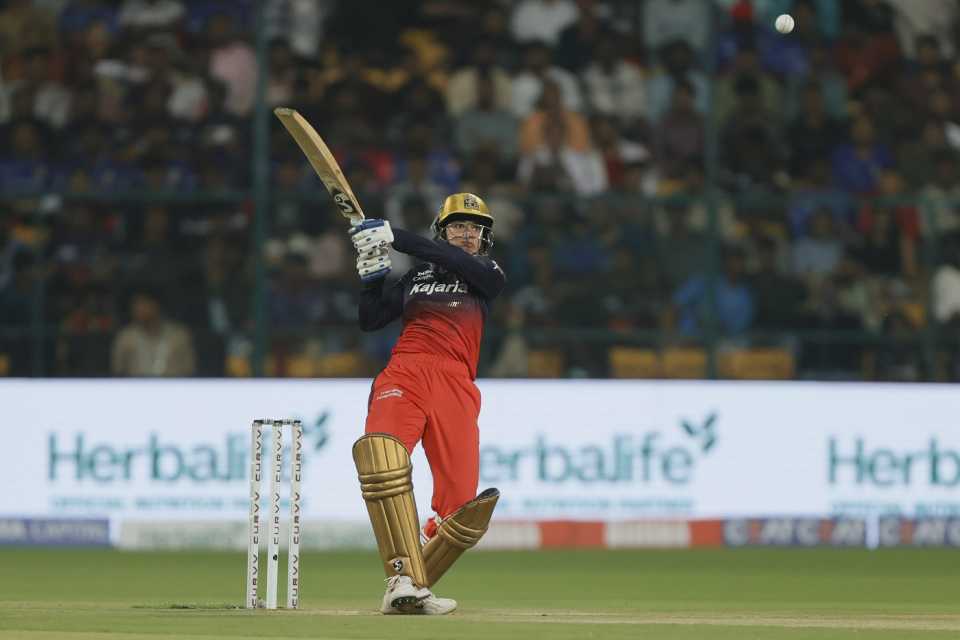 Smriti Mandhana takes on a short ball, Royal Challengers Bengaluru vs Mumbai Indians, WPL, Bengaluru, February 21, 2025