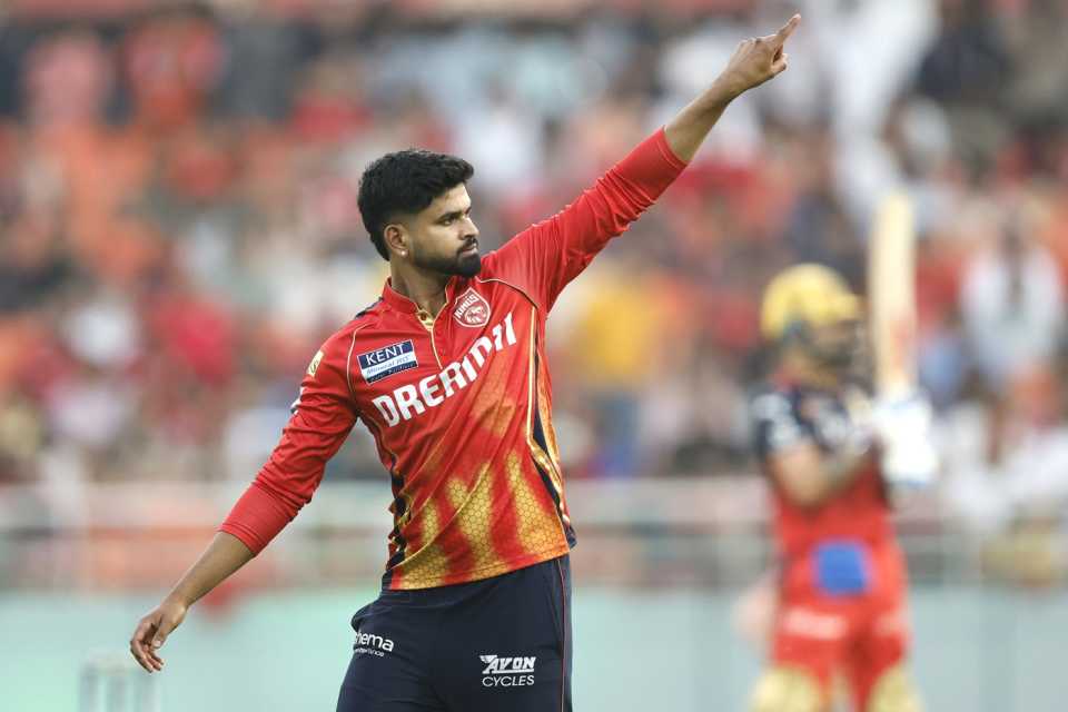 Shreyas Iyer directs his fielders, Punjab Kings vs Royal Challengers Bengaluru, IPL 2025, Mullanpur, April 20, 2025