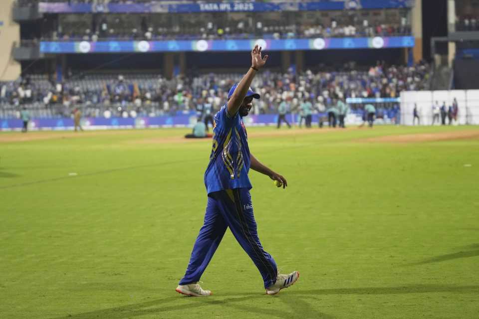 Rohit Sharma thanks the Mumbai crowd after Mumbai Indians' last home game, IPL 2025, Mumbai, May 21, 2025