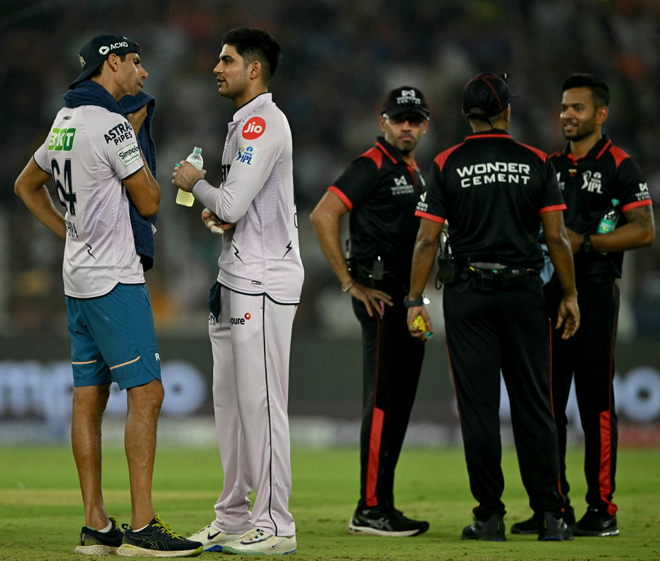 Gujarat Titans coach Ashish Nehra and captain Shubman Gill have a chat, Gujarat Titans vs Lucknow Super Giants, IPL 2025, Ahmedabad, May 22, 2025