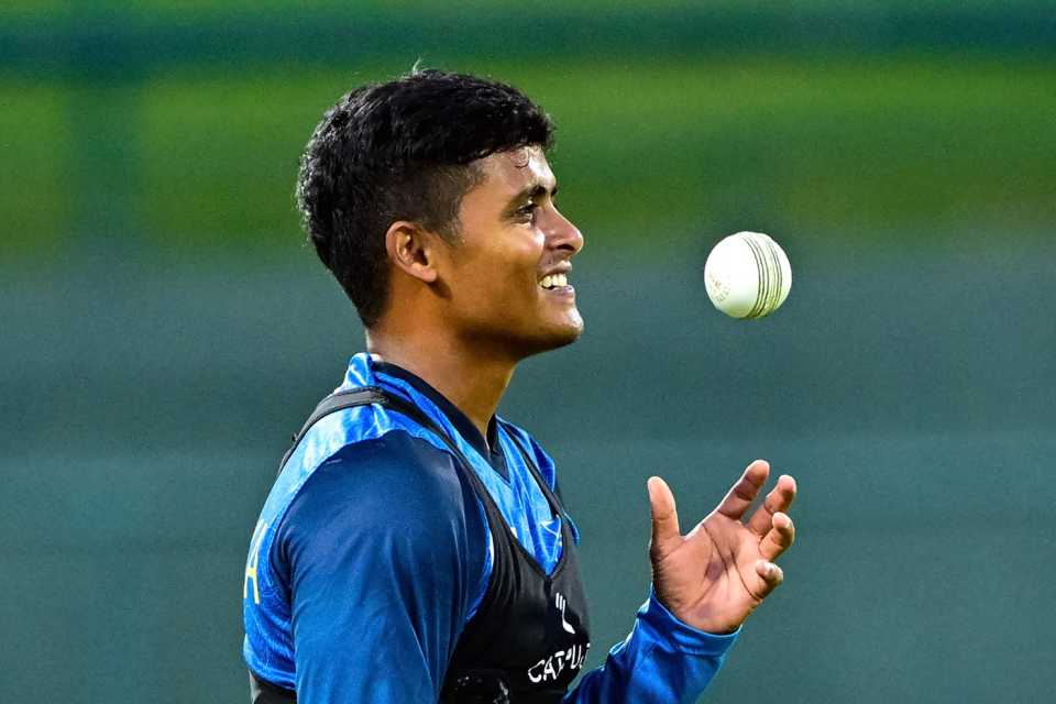 Jaffrey Vandersay prepares to bowl at training, Pallekele, July 7, 2025