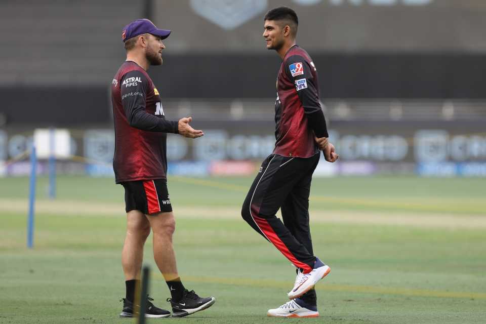 Brendon McCullum and Shubman Gill have a chat, Kolkata Knight Riders vs Sunrisers Hyderabad, Dubai, IPL, October 3, 2021